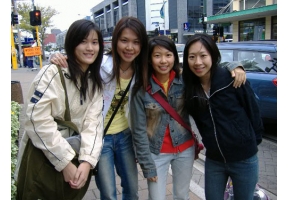 4 สาวเดินเที่ยวในเมือง Christchurch