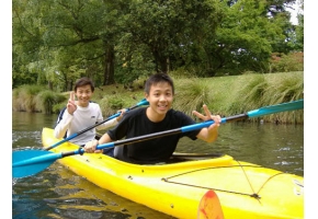 น้องนัท และน้องนิวกับกิจกรรมพายเรือแคนูที่ Avon River