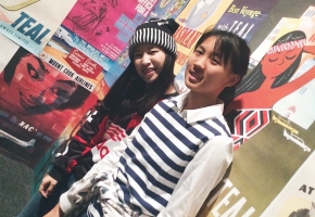 2 สาวต่างสไตล์