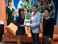 ทีมงานจากสถาบัน Raffle International College